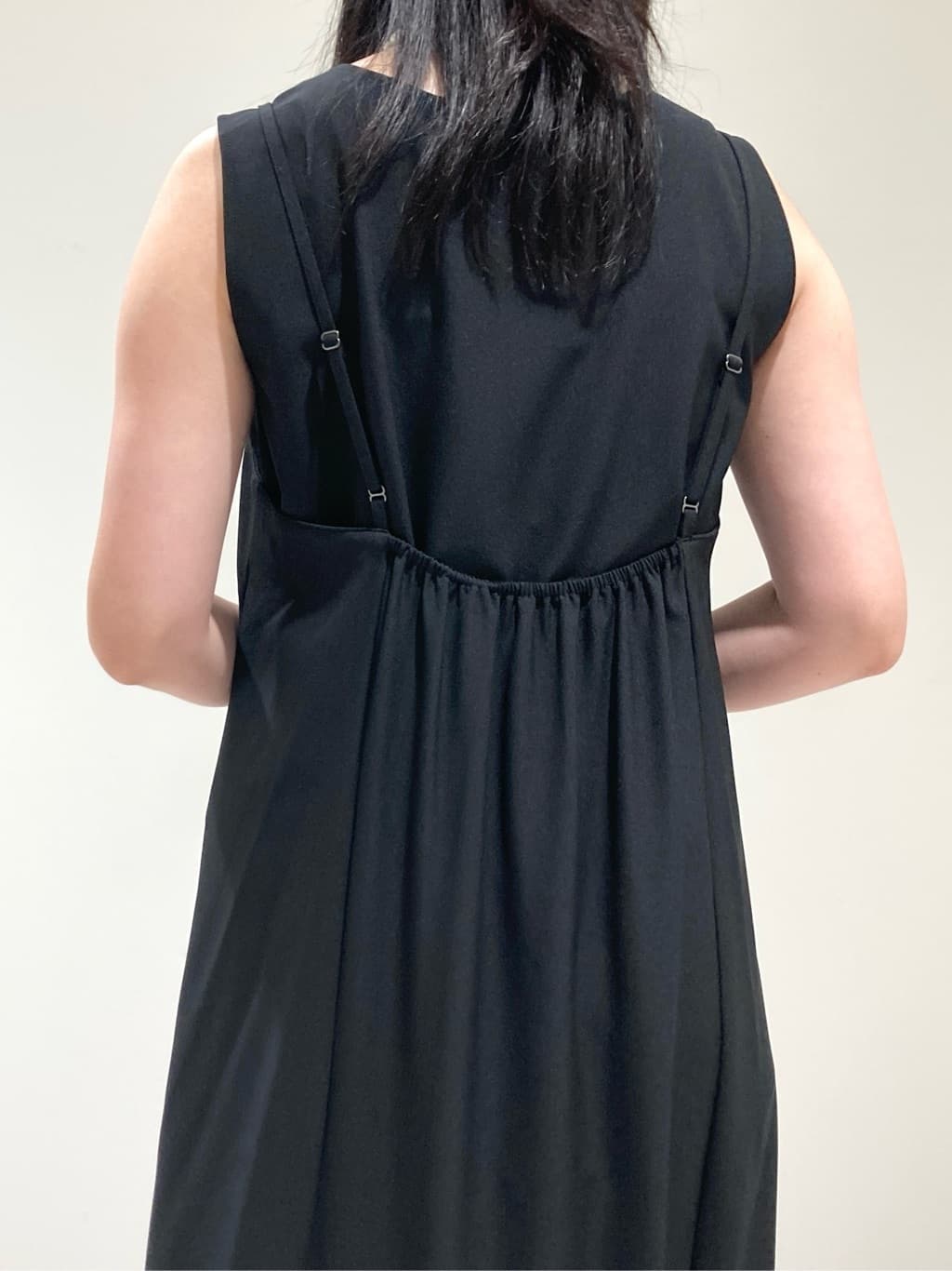 momokoさんの「INDIVI｜【UVケア】エアリージョーゼット キャミワンピース」を使ったコーディネート