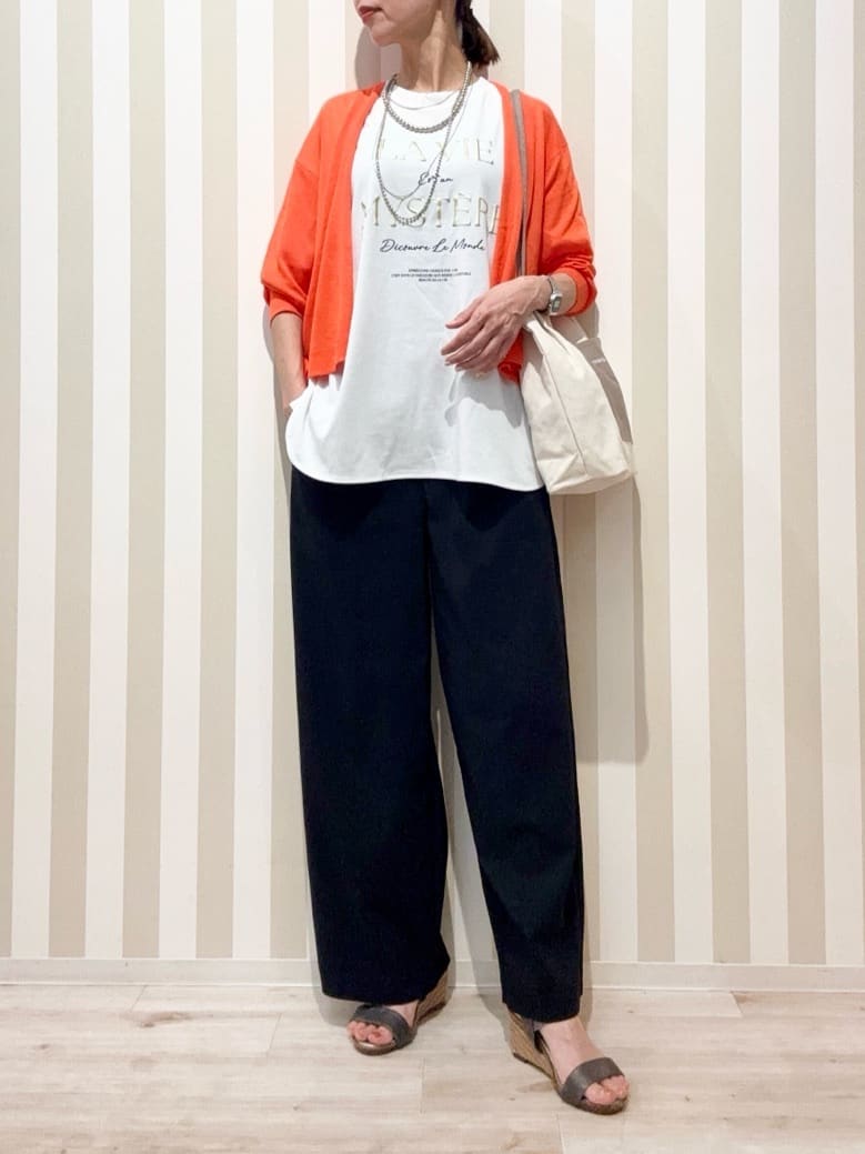 まつこさんの「SHOO･LA･RUE｜【S-LL/ひんやり/UV】ぷっくりラメプリントロゴTシャツ」を使ったコーディネート
