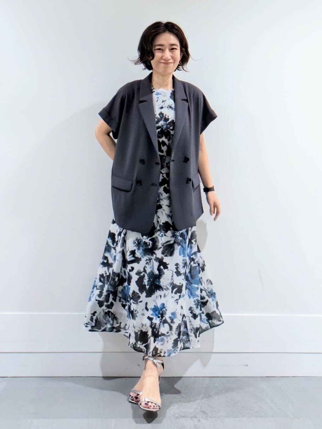 ミズタさんの「UNTITLED｜【シアー/エレガント/花柄/夏ワンピ】ペイントフラワーワンピース」を使ったコーディネート