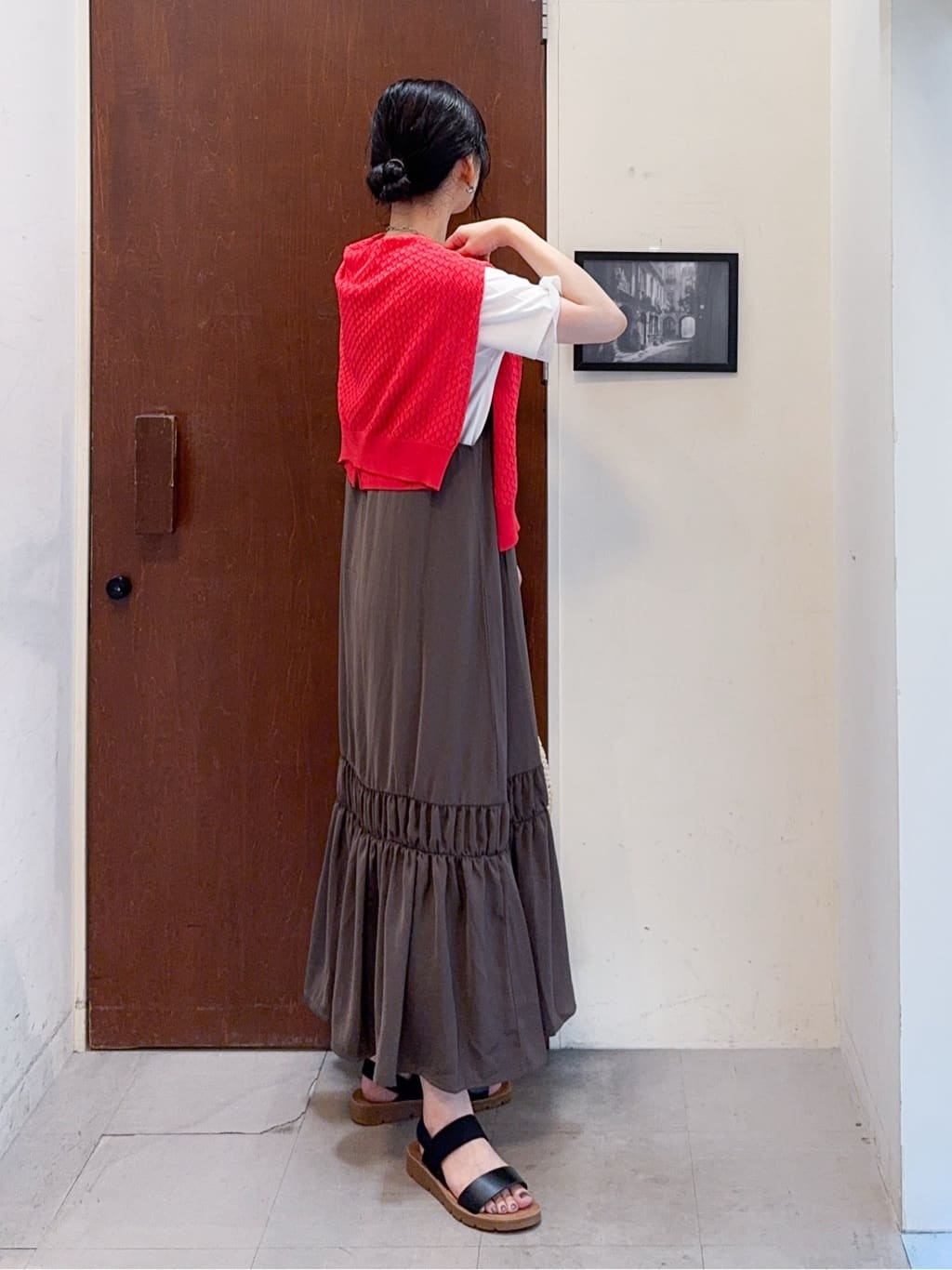 𝐇𝐢𝐫𝐨𝐦𝐢さんの「SHOO･LA･RUE｜【ひんやり】シャーリングがアクセントに 大人のデザインキャミワンピース」を使ったコーディネート