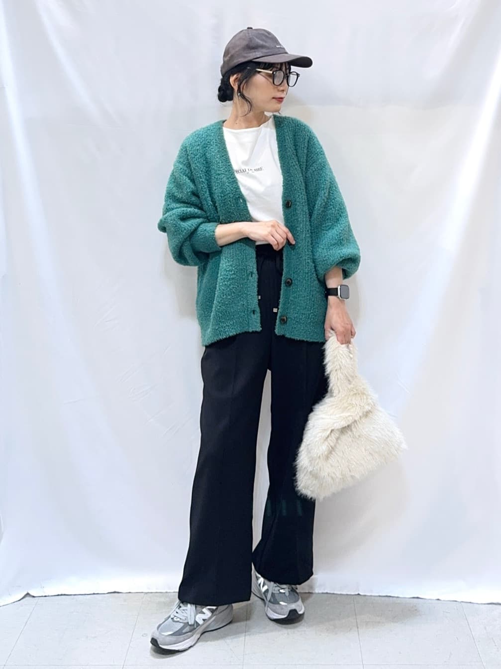 𝐇𝐢𝐫𝐨𝐦𝐢さんの「SHOO･LA･RUE｜【S-LL】思わず触れたくなる ふわふわ Vネックニットカーディガン」を使ったコーディネート