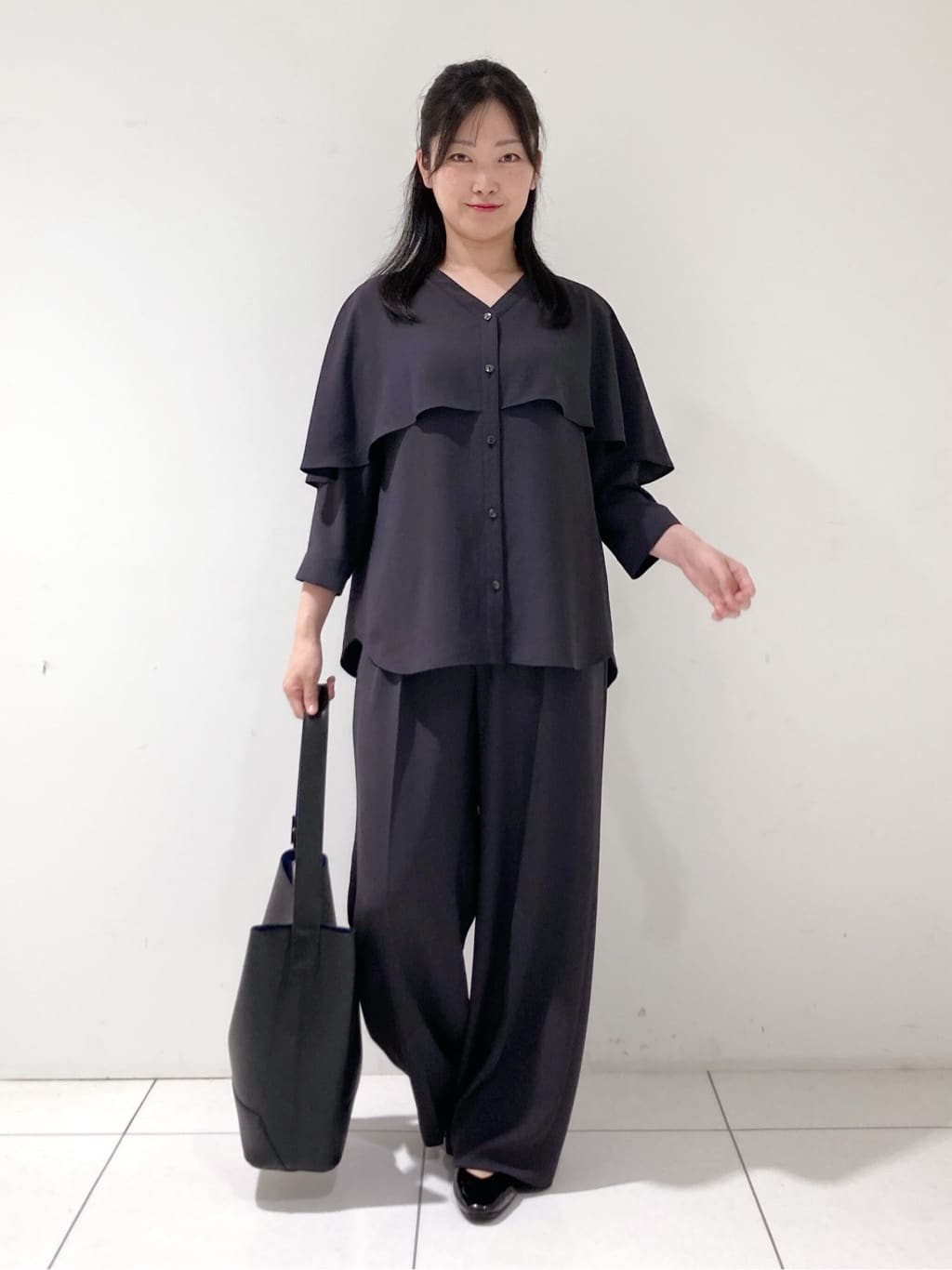 momokoさんの「INDIVI｜【羽織りとしても活躍！】ケープカラーブラウス」を使ったコーディネート