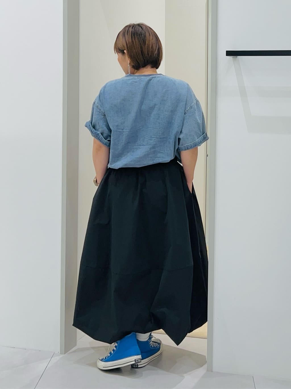 タナさんの「THE SHOP TK｜ライトデニム半袖Tシャツ【洗濯機OK】」を使ったコーディネート