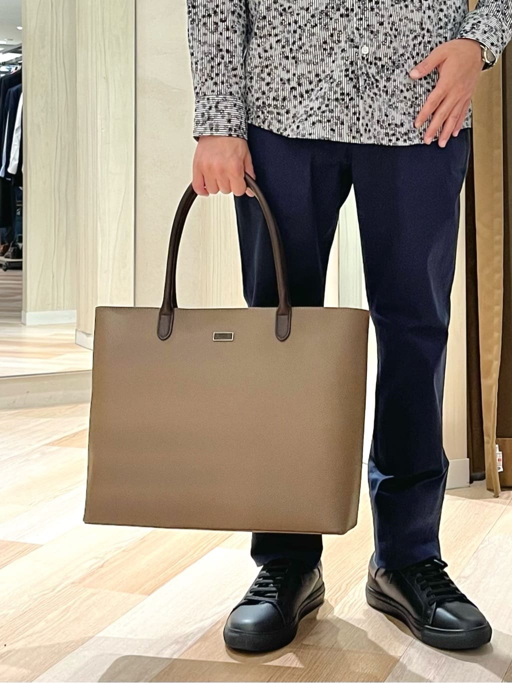URAさんの「TAKEO KIKUCHI｜【Made in JAPAN】播州織 ヘリンボン ストレート パンツ」を使ったコーディネート
