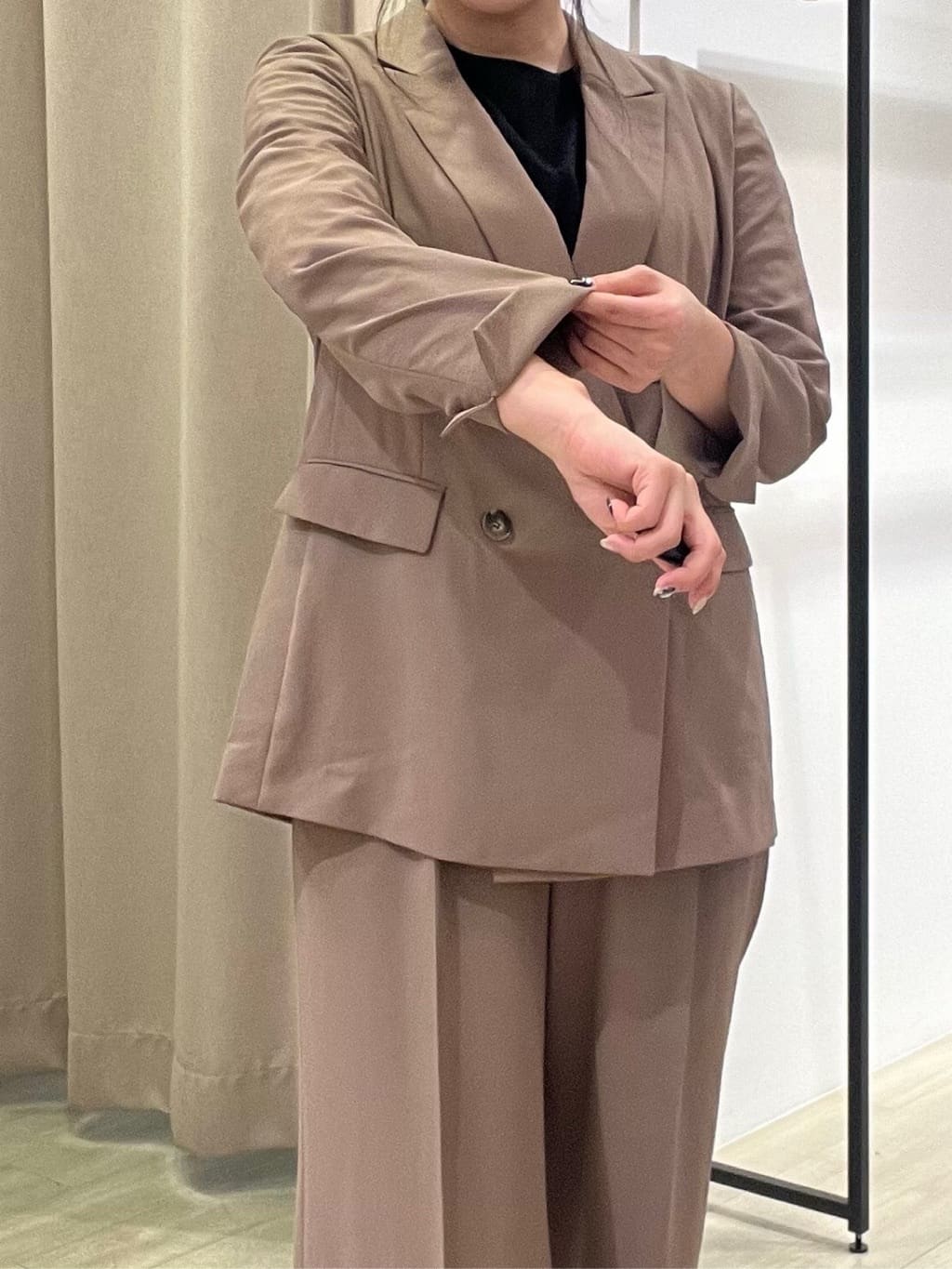 TOMOMIさんの「INDIVI｜【軽く羽織れる！】ダブルジャケット」を使ったコーディネート