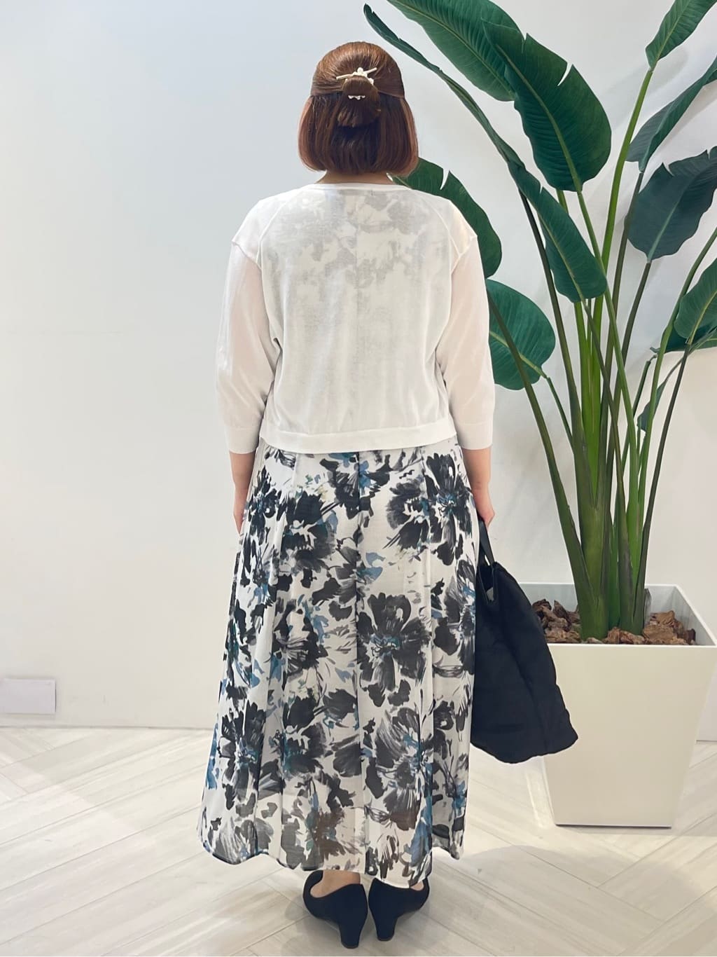 Tomoさんの「UNTITLED｜【シアー/エレガント/花柄/夏ワンピ】ペイントフラワーワンピース」を使ったコーディネート
