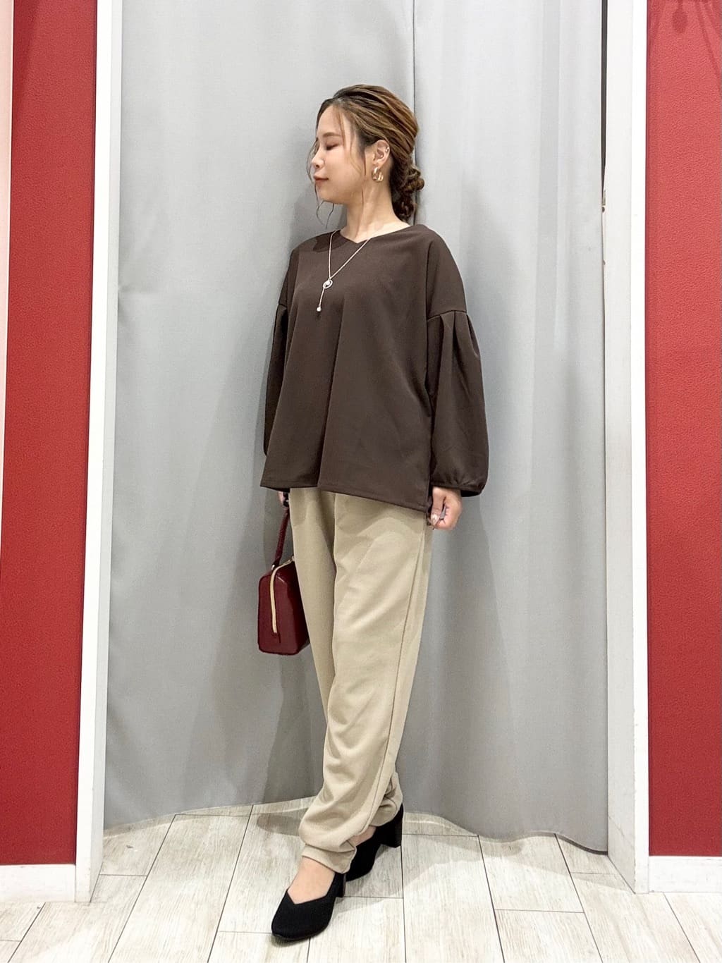 shioさんの「SHOO･LA･RUE｜【2点セット/7分袖】大人のきれい見え お袖タック入りアクセ付きトップス」を使ったコーディネート