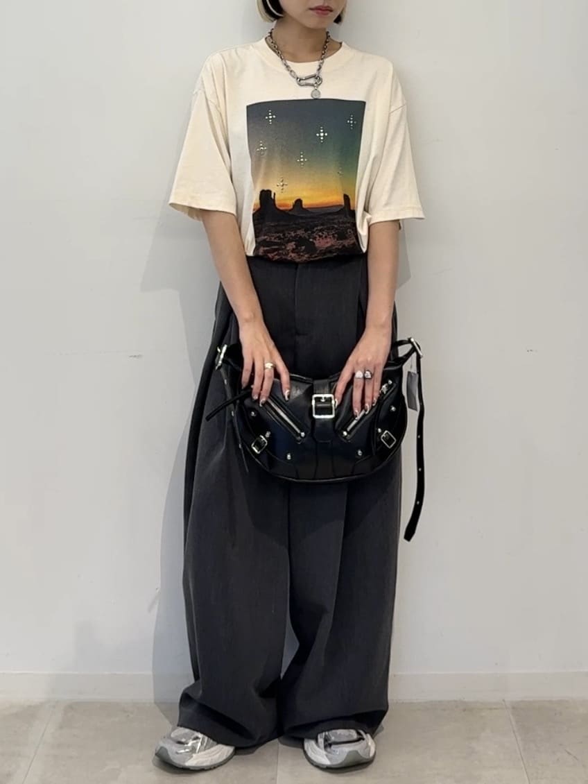 川本葵さんの「tk.TAKEO KIKUCHI｜ウェスタンフォトスタッズTシャツ」を使ったコーディネート