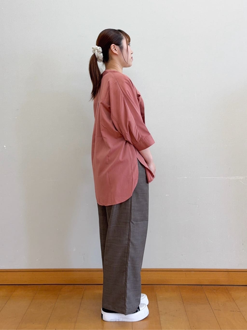 SO(R)Aさんの「SHOO･LA･RUE｜【S-LL/洗濯後しわになりにくい】コットン風 前あきドルマンブラウス」を使ったコーディネート