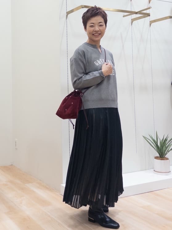 シュウコさんの「grove｜カレッジロゴキーネックニット」を使ったコーディネート