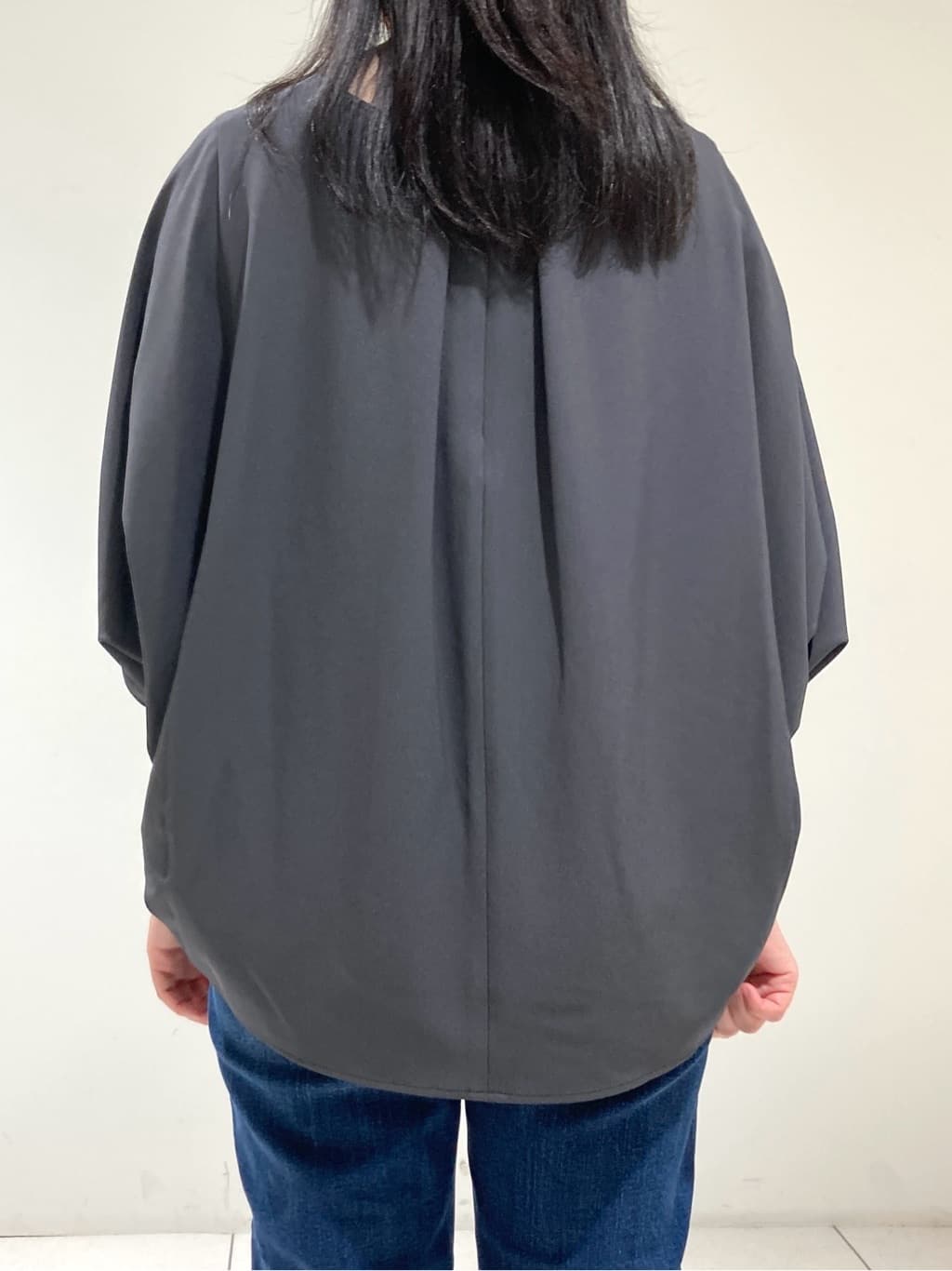 momokoさんの「INDIVI｜【体型カバー/SETUP可能】ジョーゼット　ドルマンブラウス」を使ったコーディネート