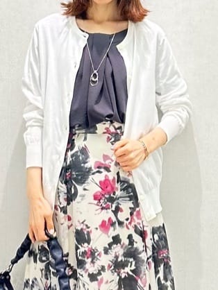 Miwaさんの「UNTITLED｜【シアー/後ろウエストゴム】ペイントフラワースカート」を使ったコーディネート