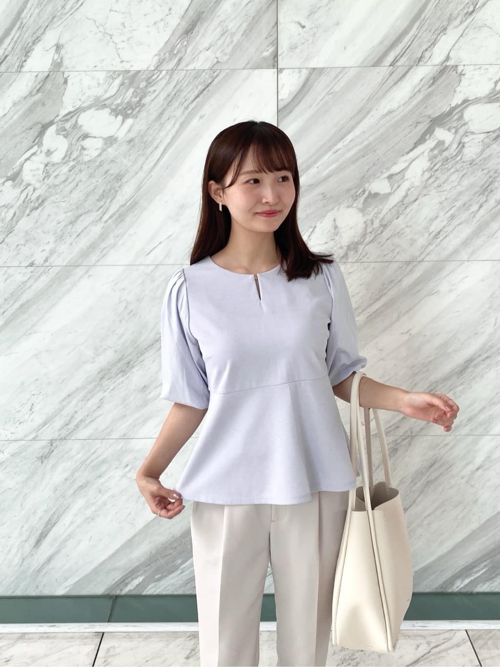 みさかさんの「index｜《S-LLサイズ》バルーンスリーブペプラムトップス【洗濯機洗い可／接触冷感／UVケア】」を使ったコーディネート