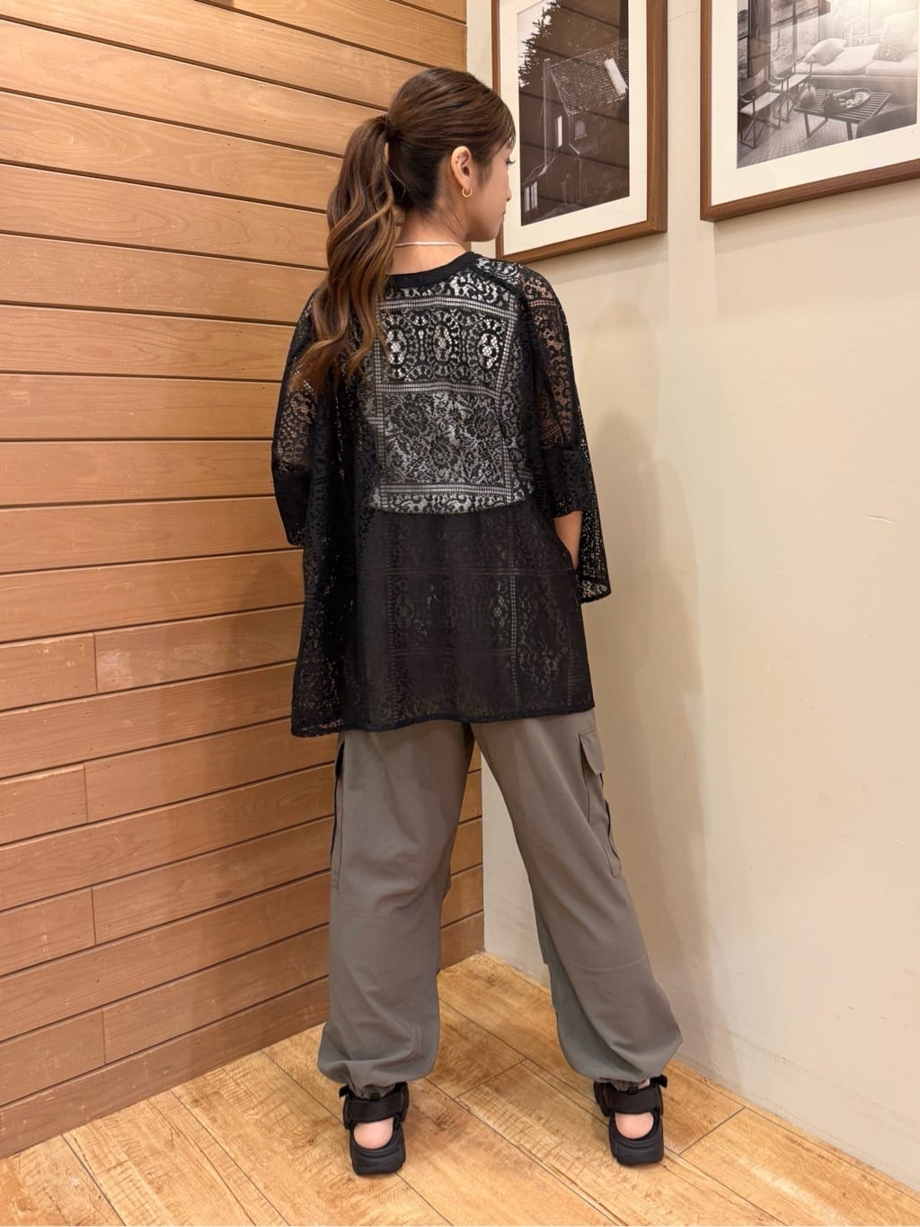 MINMINさんの「SHOO･LA･RUE｜大人レトロスタイルに レースポンチョシャツ」を使ったコーディネート