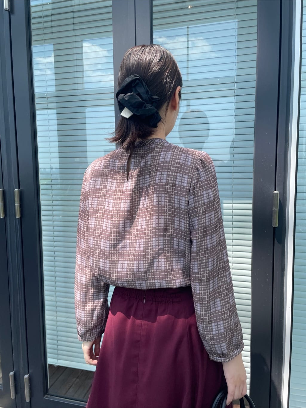 abeさんの「Couture brooch｜【大人可愛い・パール取り外し・通勤】・タックタイチェック柄ブラウス」を使ったコーディネート
