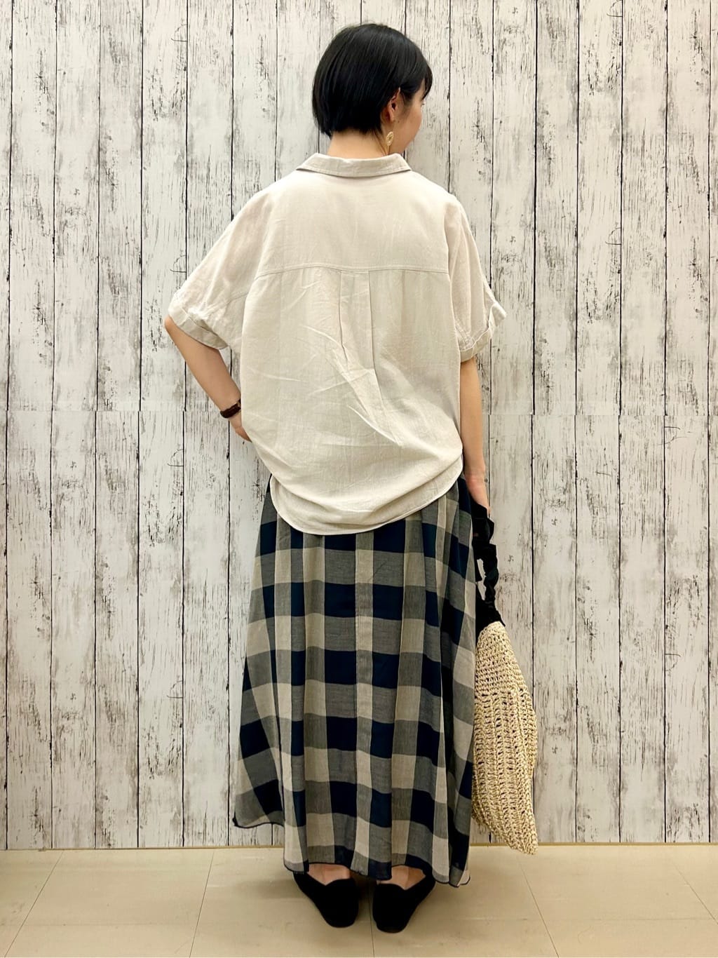 ちぐささんの「SHOO･LA･RUE｜【S-LL/UV/接触冷感/抗菌防臭】体型を自然にカバー フレンチリネンブレンド襟付ドルマンシャツ」を使ったコーディネート