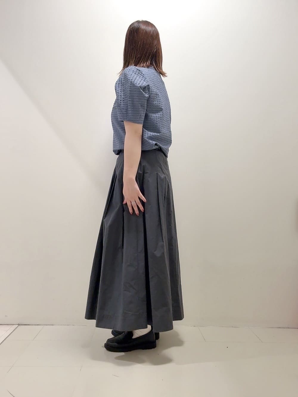 YUIさんの「UNTITLED｜【吸水速乾/ストレッチ/Vネック】フォルムスリーブ ブラウス」を使ったコーディネート