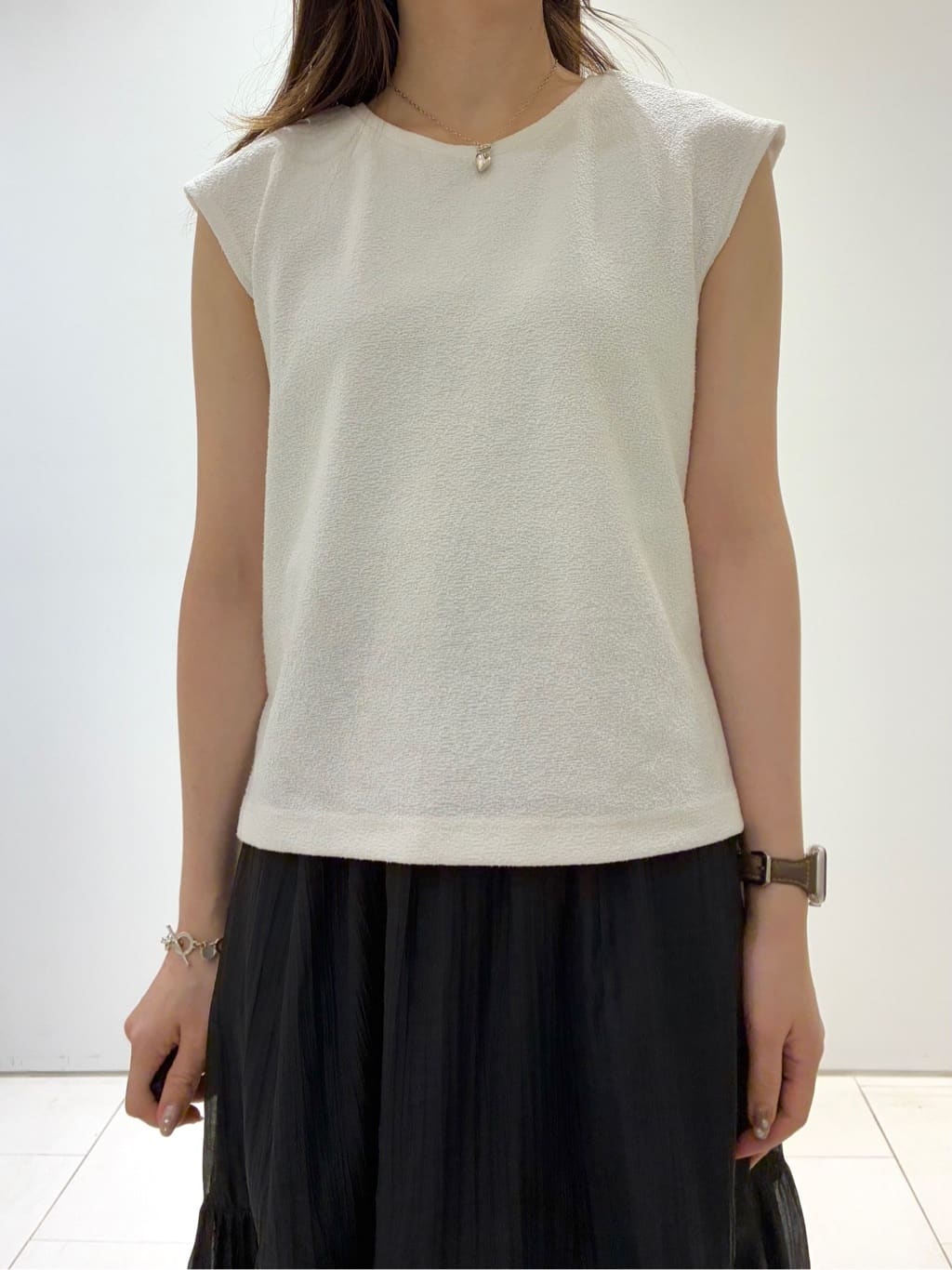 KAOさんの「INDIVI｜【2点セット／着回し◎】ノースリーブ＆ティアードスカート カセット服」を使ったコーディネート