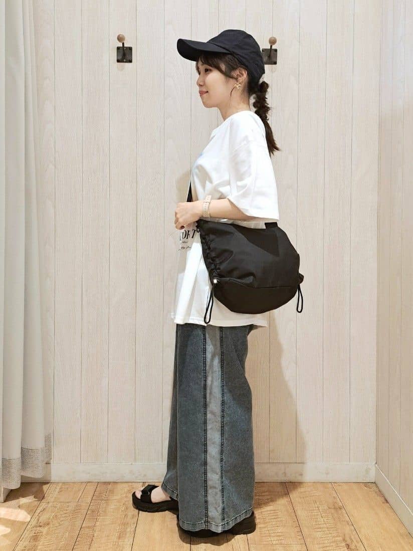 SAKIさんの「SHOO･LA･RUE｜【ひんやり/汗ジミ軽減/UVカット】プリントアソート BIG Tシャツ」を使ったコーディネート
