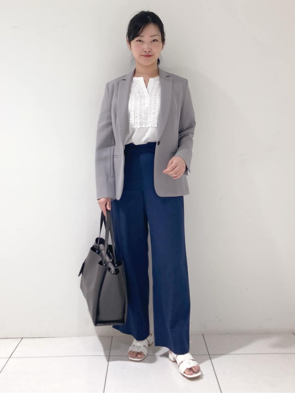 momokoさんの「INDIVI｜【洗える】胸元タックフリルブラウス」を使ったコーディネート