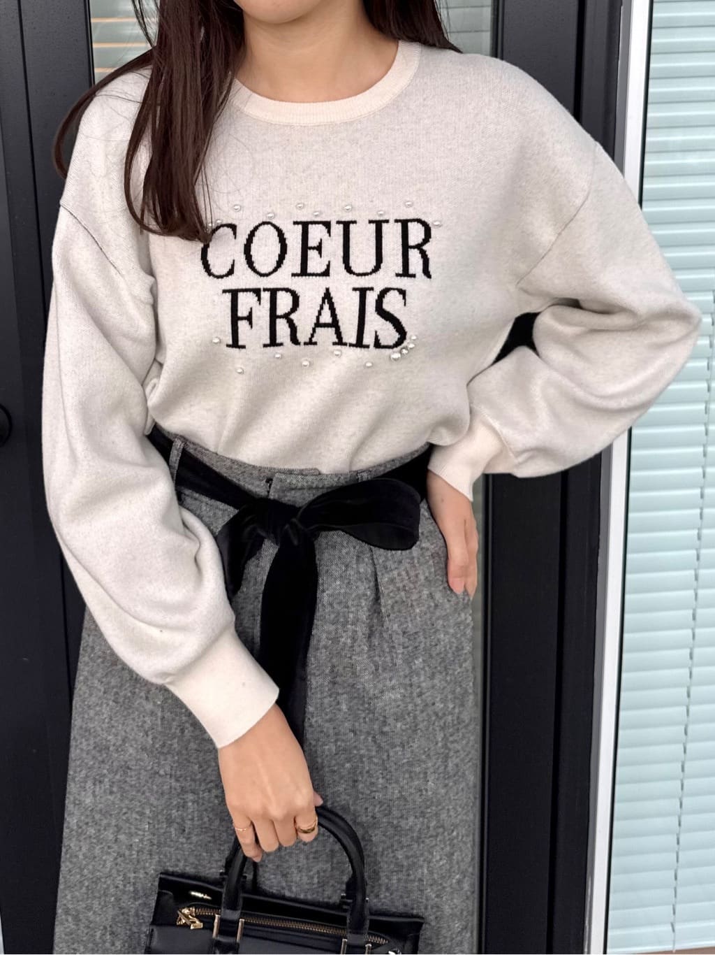 teiさんの「Couture brooch｜【パール調・ビジューデザイン】華やかロゴニット」を使ったコーディネート
