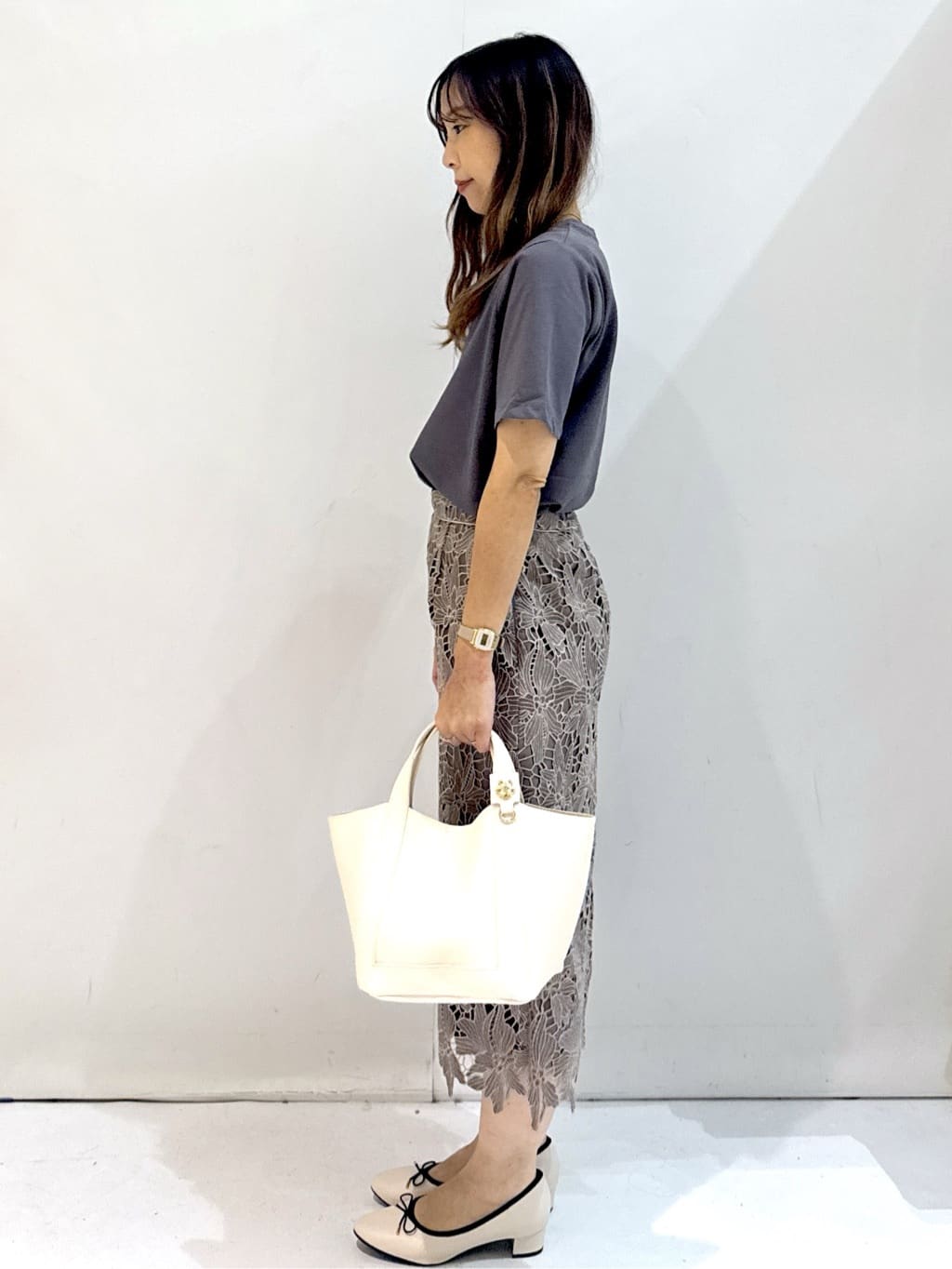 hirokoさんの「OPAQUE.CLIP｜スパンコール刺繍ロゴTシャツ【洗濯機洗い可／接触冷感／UVケア】」を使ったコーディネート