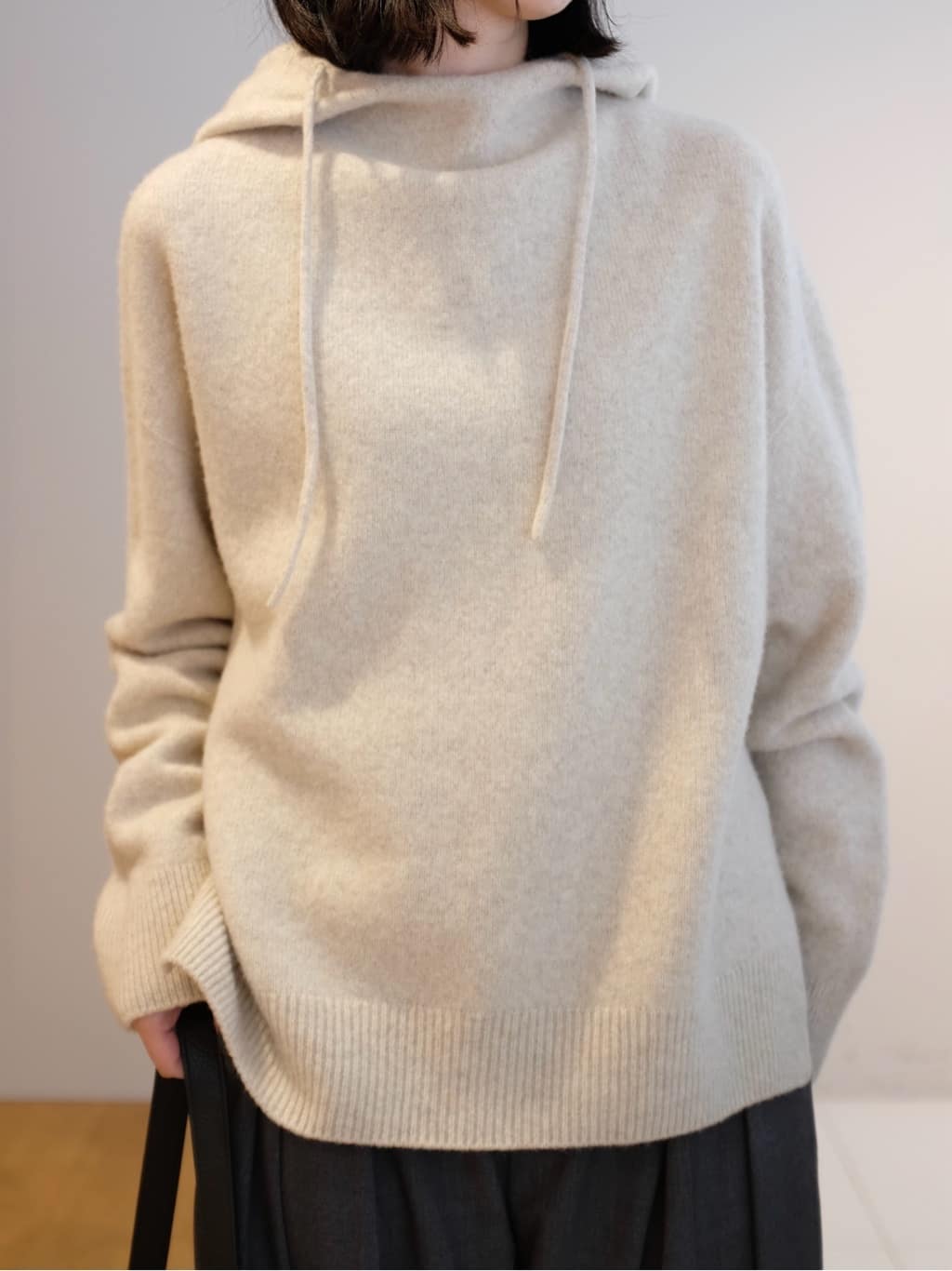 Kishimotoさんの「DRESSTERIOR｜カシミヤブレンドフードニット」を使ったコーディネート