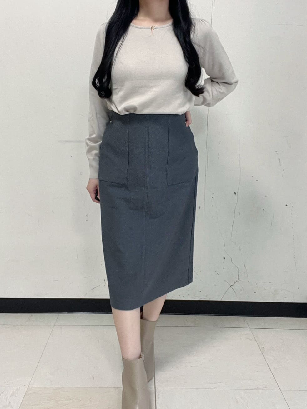 Hitomiさんの「index｜パール調パーツ付きクルーネックニット【洗濯機OK】《8col／XS～3L》」を使ったコーディネート