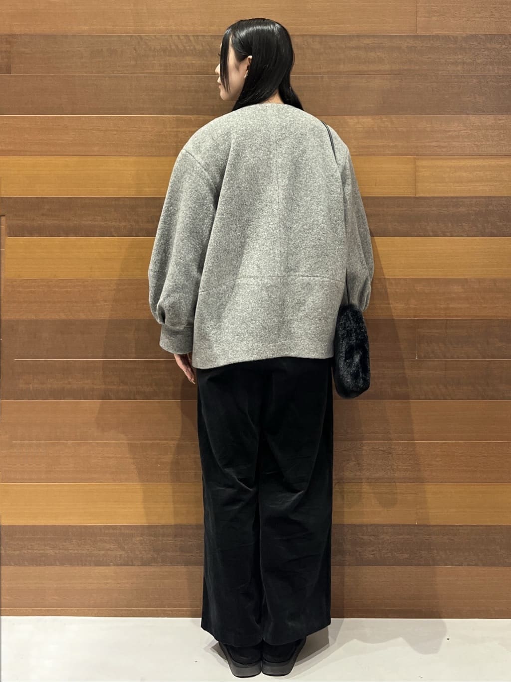 さやさんの「OPAQUE.CLIP｜スパンコールフェザーVネックニット【洗濯機OK】」を使ったコーディネート