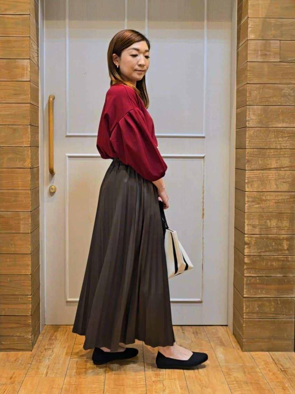 きららさんの「SHOO･LA･RUE｜【2点セット/7分袖】大人のきれい見え お袖タック入りアクセ付きトップス」を使ったコーディネート