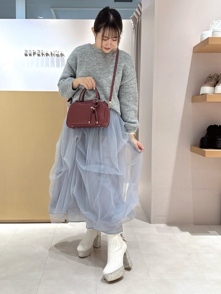 neinaさんの「ESPERANZA｜【ラク盛り/ショートブーツ】リピーター続出／脚長美脚 バックリボングリッターヒールショートブーツ」を使ったコーディネート