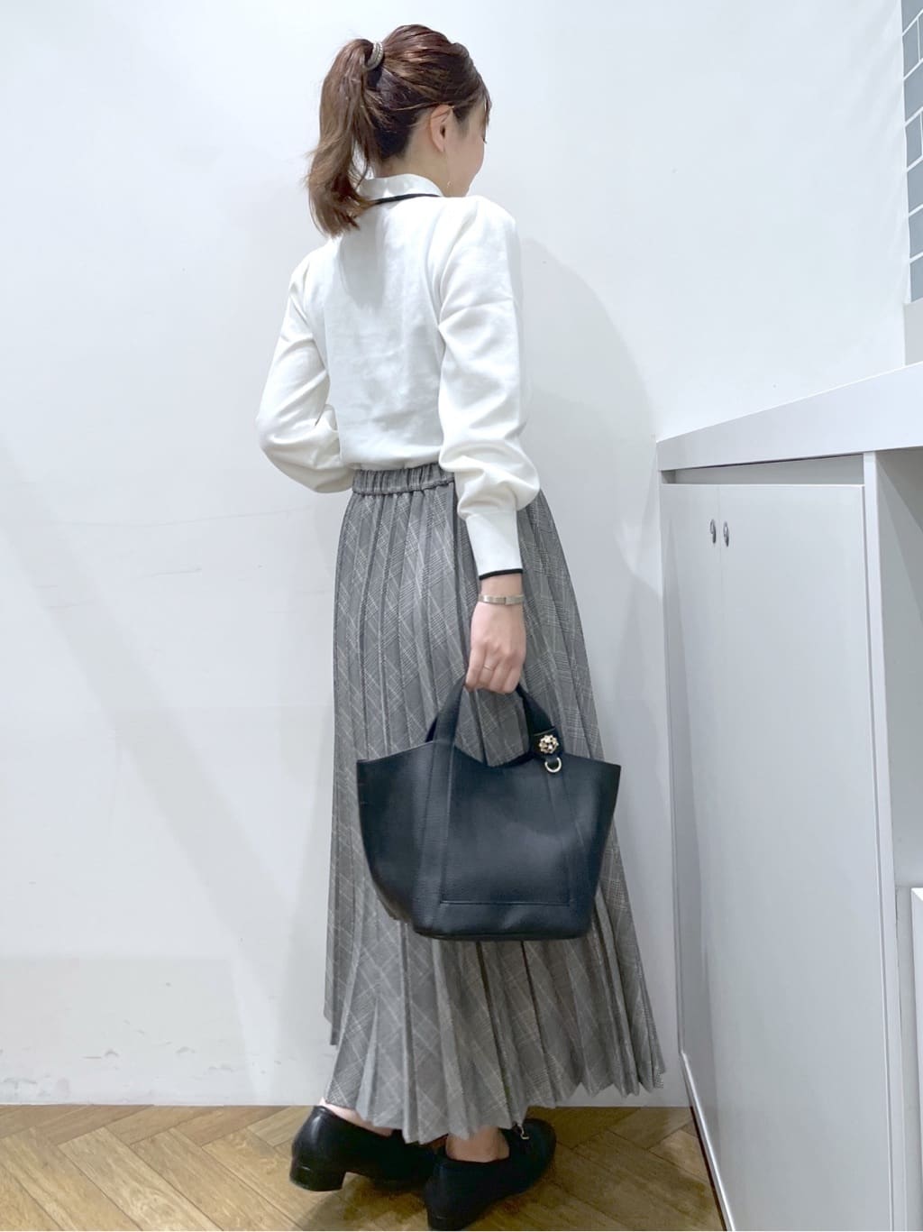 Junさんの「index｜ゴールドパーツ付きボウタイニット【洗濯機OK】《10col／XS～LL》」を使ったコーディネート