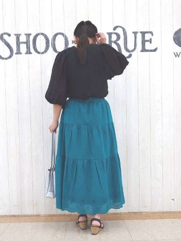 とろろさんの「SHOO･LA･RUE｜【S-LL/前後2WAY】バルーンスリーブが華やか こなれ見えシアーブラウス」を使ったコーディネート