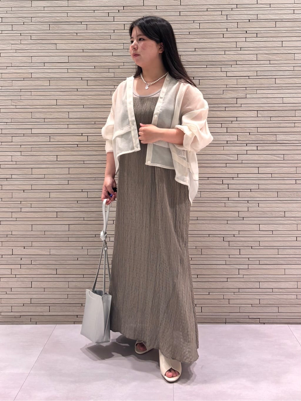 MEGUMIさんの「INDIVI｜パール調コインショートネックレス」を使ったコーディネート