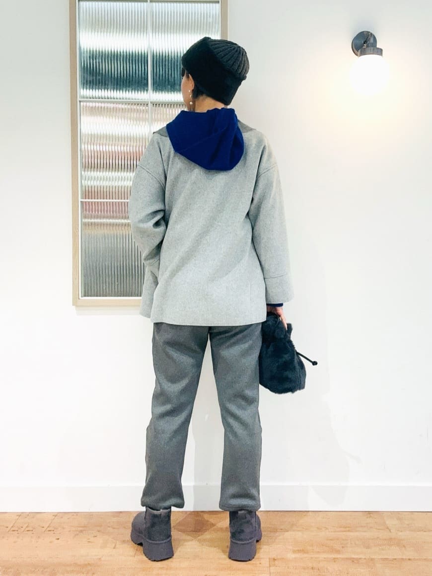 えまんさんの「SHOO･LA･RUE｜【S-LL】お顔周りをすっきり魅せる ふんわり Vネックフードニット」を使ったコーディネート