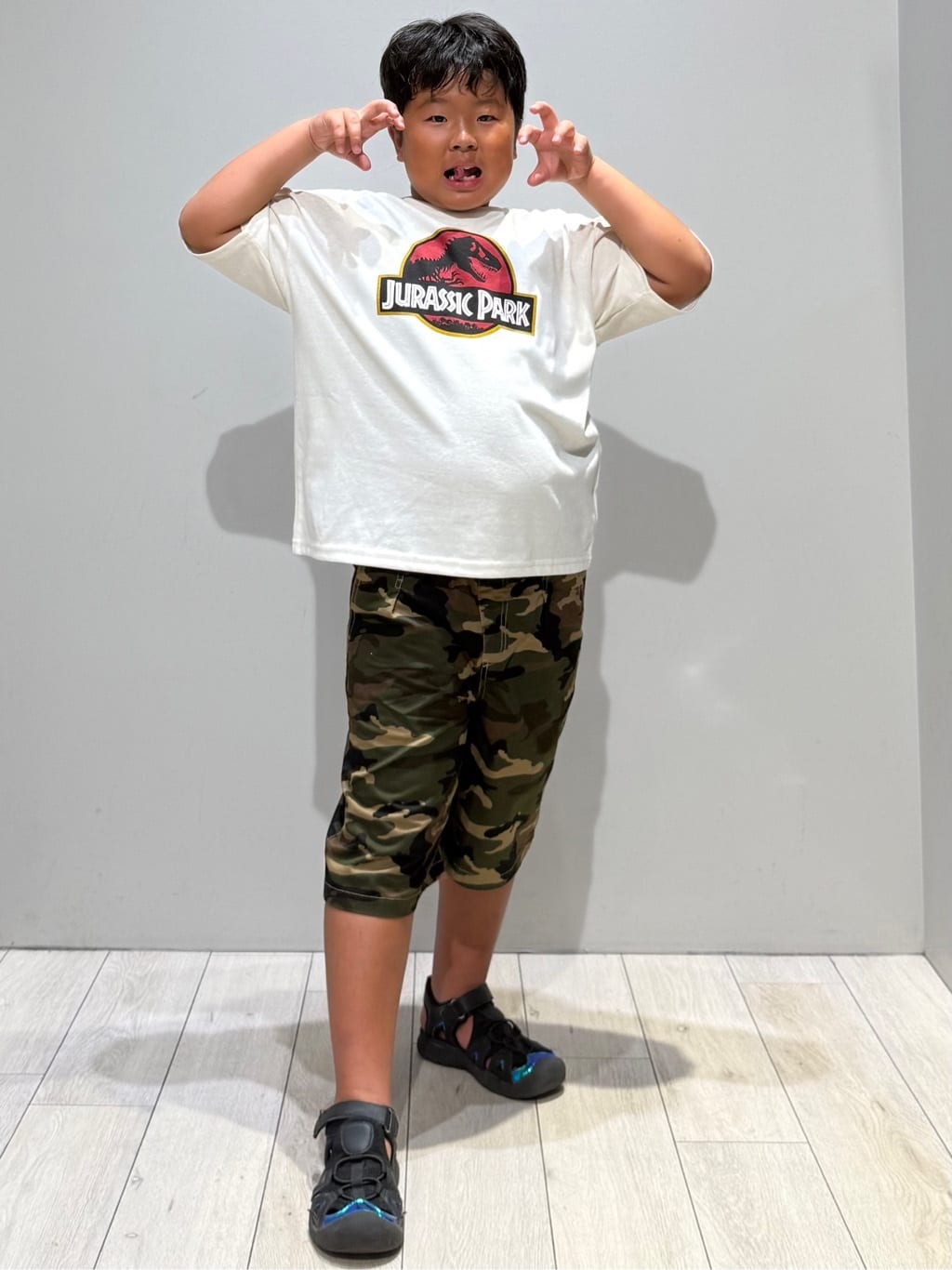 kuboさんの「THE SHOP TK｜【110-160】ジュラシック・パークT」を使ったコーディネート