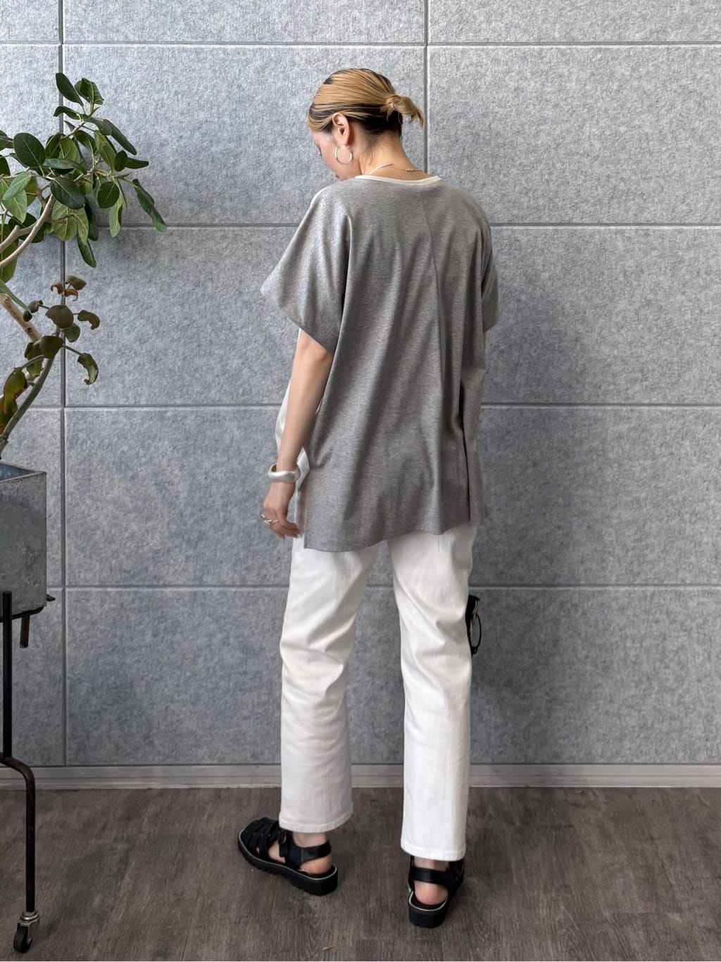 kotakiさんの「INDIVI｜【洗える／汗ジミ防止】バイカラー＆アシメヘム Tシャツ」を使ったコーディネート