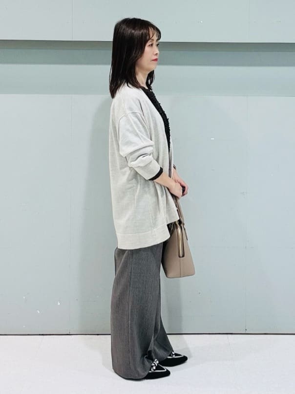 makiさんの「UNTITLED｜【1枚で着映え/オンオフ着回し】フリルサテンブラウス」を使ったコーディネート