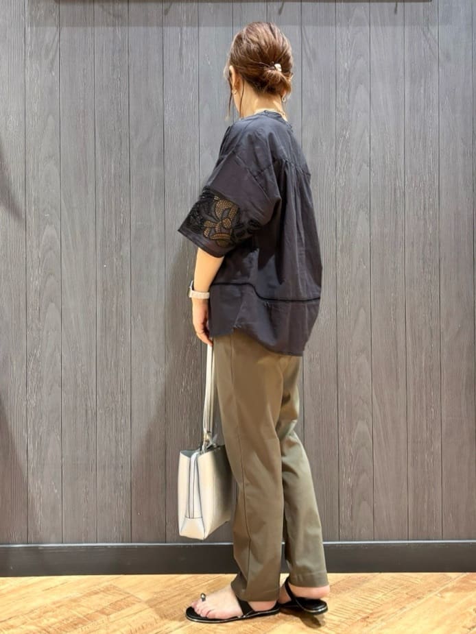meiさんの「SHOO･LA･RUE｜【S-LL/6分袖】レースデザインで華やか見え お袖刺繍ブラウス」を使ったコーディネート