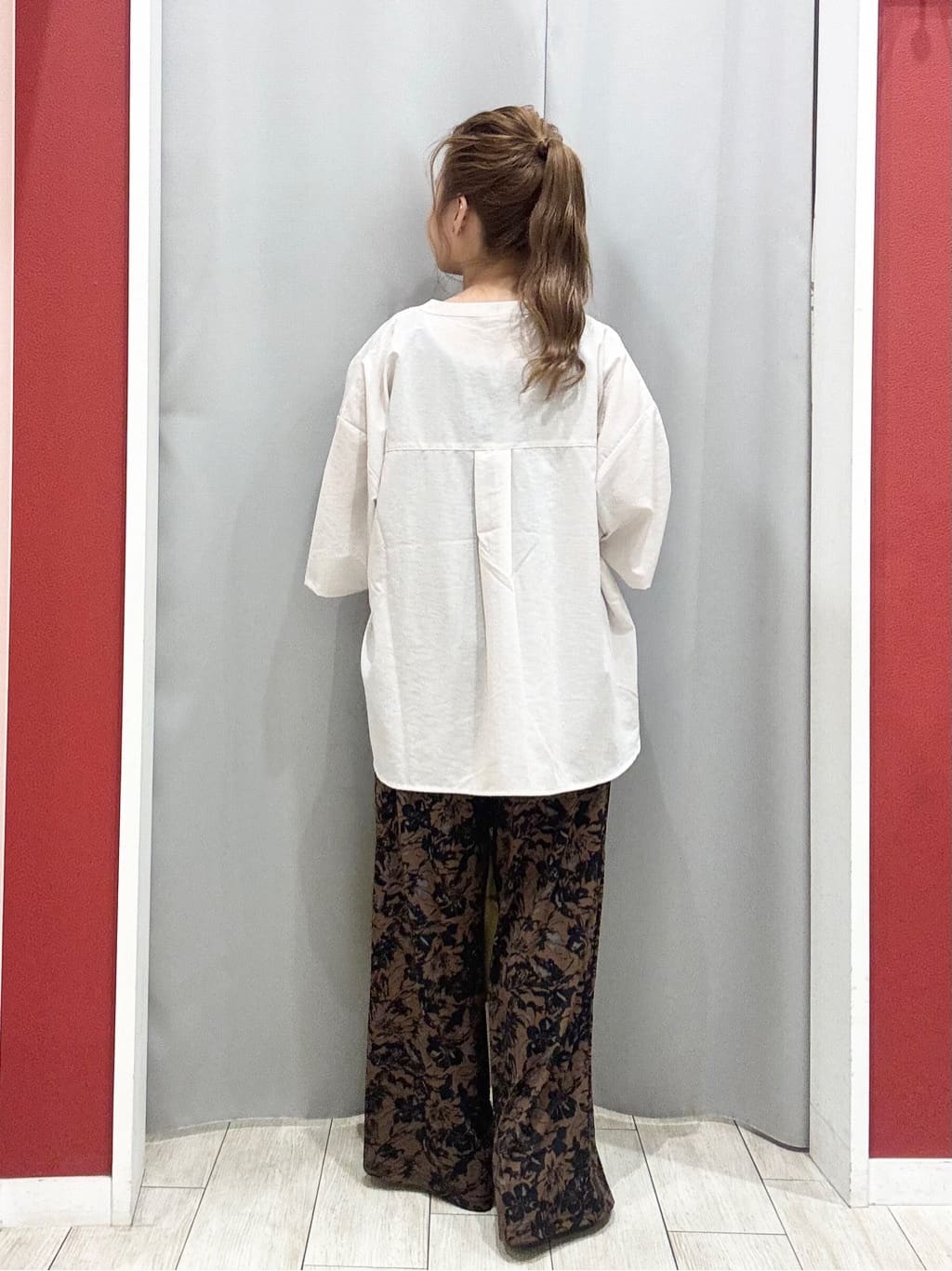 shioさんの「SHOO･LA･RUE｜【ひんやり/選べる2柄】大人のリラックスコーデに プリント柄パンツ」を使ったコーディネート