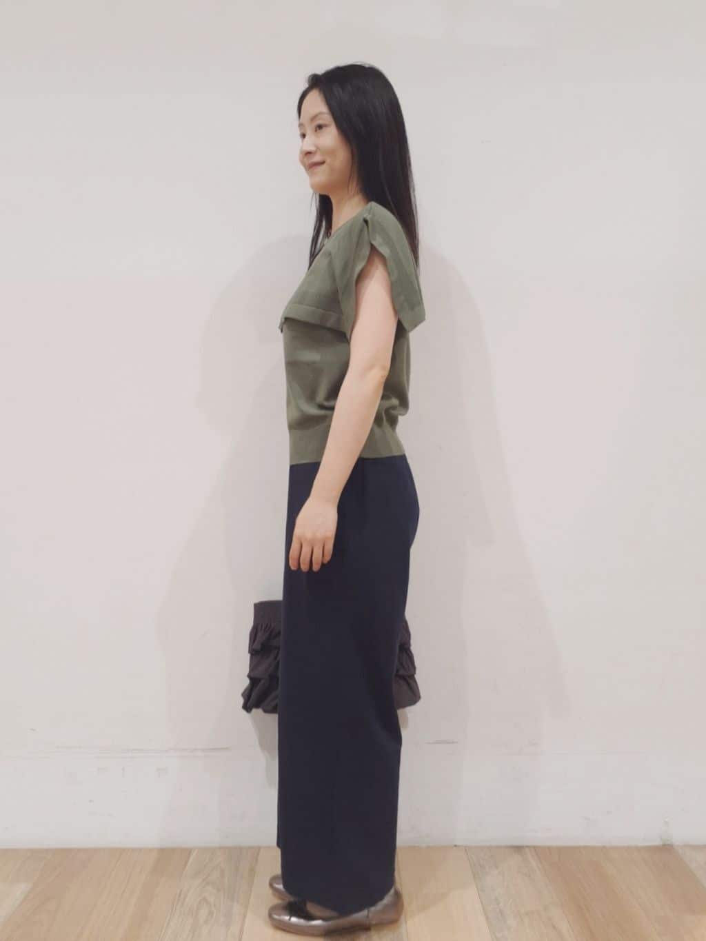 にこさんの「grove｜【接触冷感】見た目はきちんと、着心地はらくちん クロップドベイカーパンツ」を使ったコーディネート