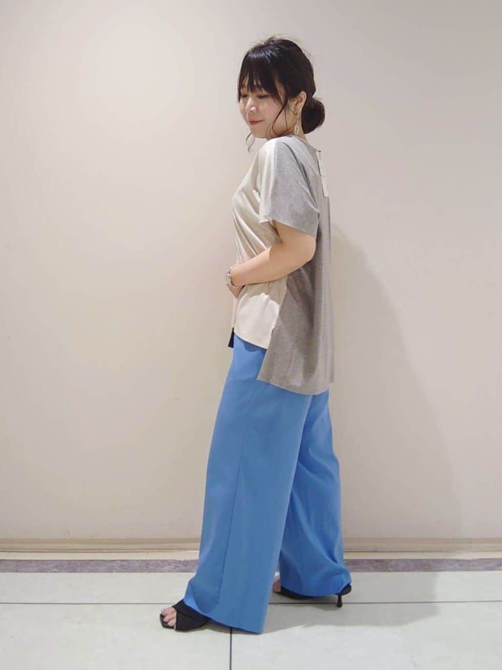 TOMOMIさんの「INDIVI｜【洗える／汗ジミ防止】バイカラー＆アシメヘム Tシャツ」を使ったコーディネート