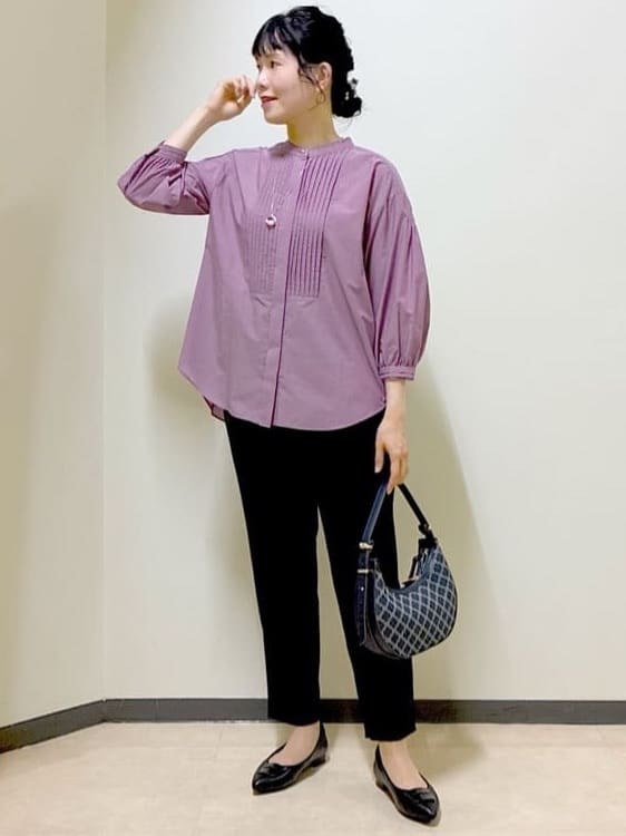  beni_gingerさんの「Reflect｜【程よいゆとり感／体型カバー】ピンタックデザインシャンブレーブラウス」を使ったコーディネート