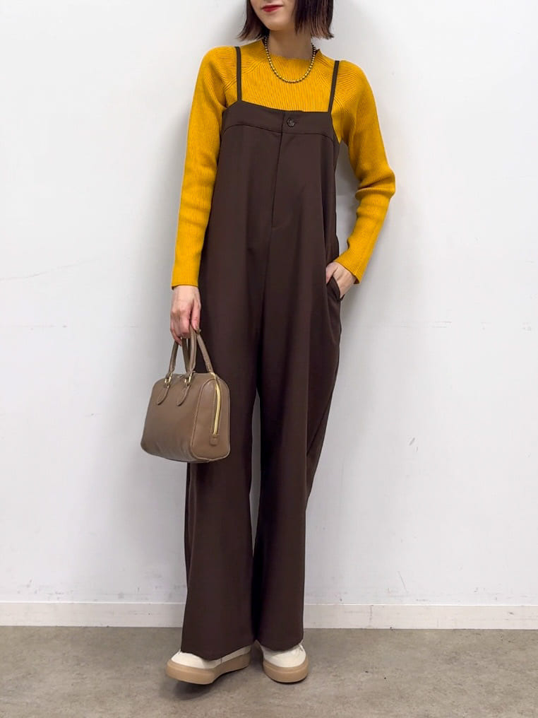 𝐜𝐡𝐢𝐤𝐚さんの「SHOO･LA･RUE｜【S-LL】大人カジュアルに ベアトップ風 キャミサロペット」を使ったコーディネート