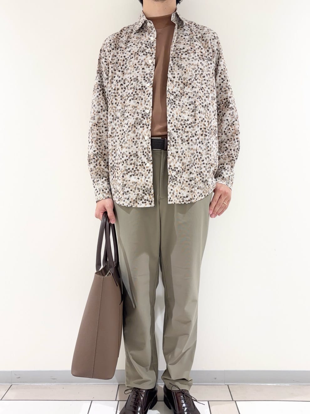 及川さんの「TAKEO KIKUCHI｜ストライプ小花 長袖シャツ」を使ったコーディネート