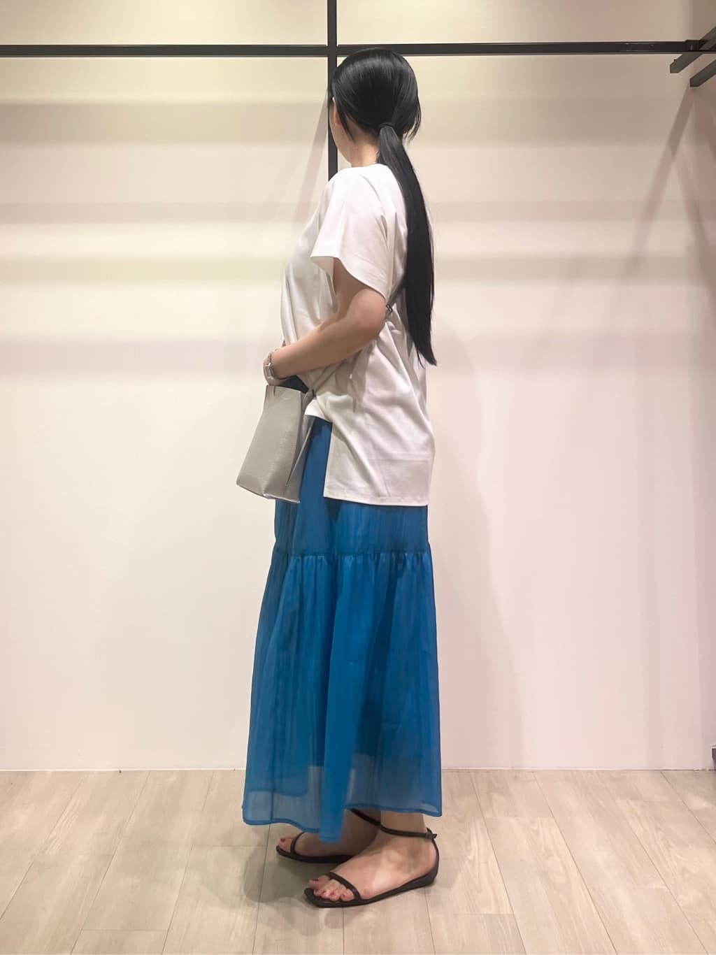 hasuさんの「INDIVI｜【洗える／汗ジミ防止】バイカラー＆アシメヘム Tシャツ」を使ったコーディネート