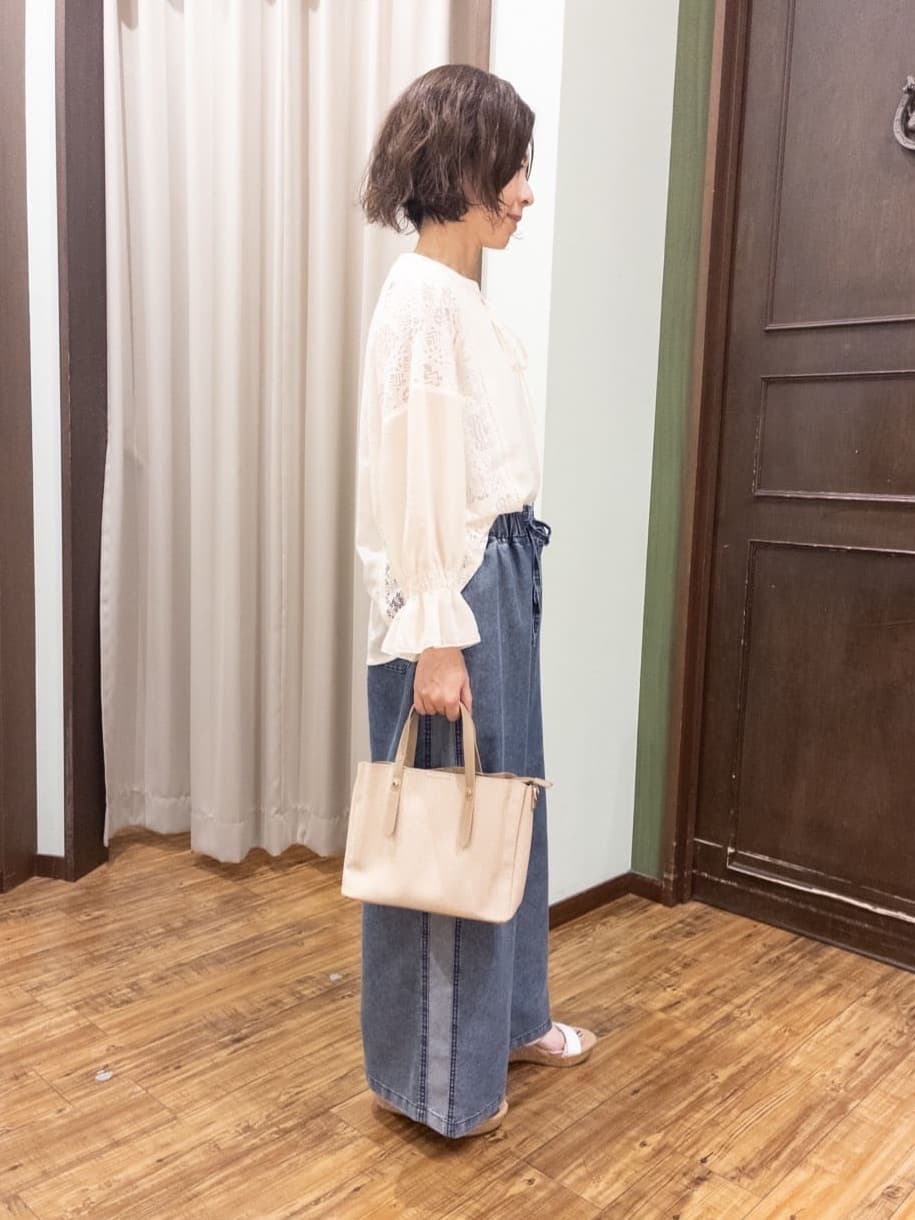 yukaさんの「SHOO･LA･RUE｜【着丈選べる】一枚でこなれ見え サイドレースブラウス」を使ったコーディネート