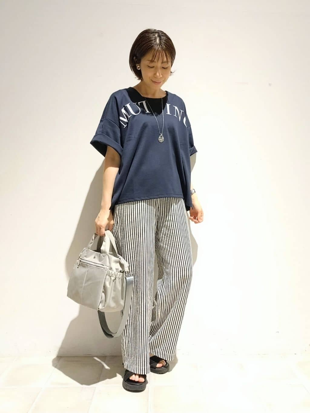 miomioさんの「SHOO･LA･RUE｜【洗える】Vネックですっきり見え ロゴトップス」を使ったコーディネート
