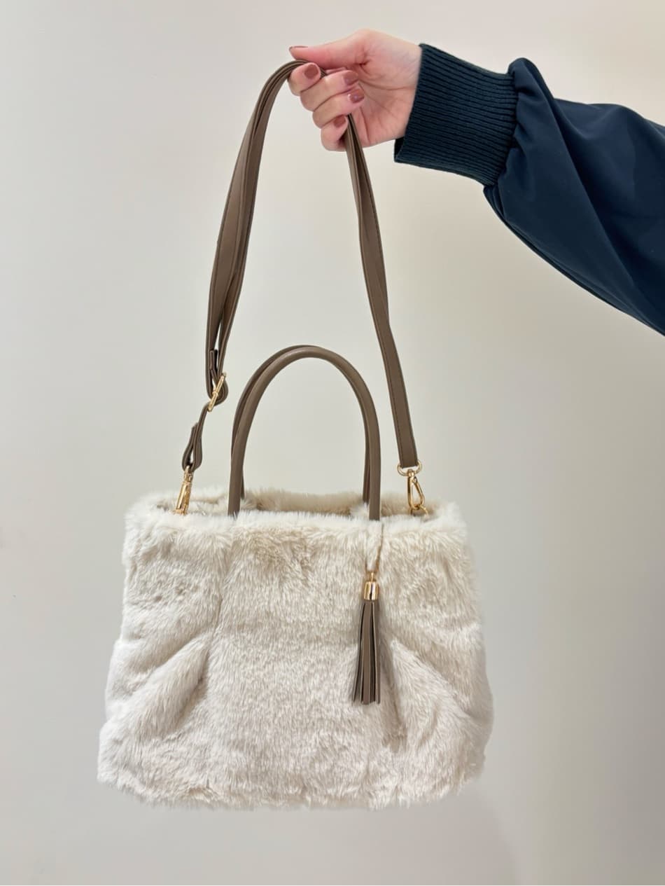marikoさんの「grove｜一枚で華やぐ、袖布帛ケーブルニットワンピース」を使ったコーディネート