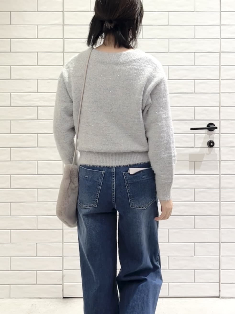 しおりさんの「OPAQUE.CLIP｜スパンコールフェザーVネックニット【洗濯機OK】」を使ったコーディネート